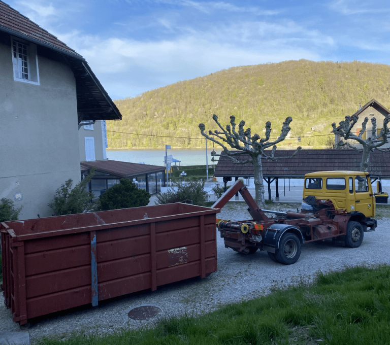 Photo d'un camion avec la benne posée au sol